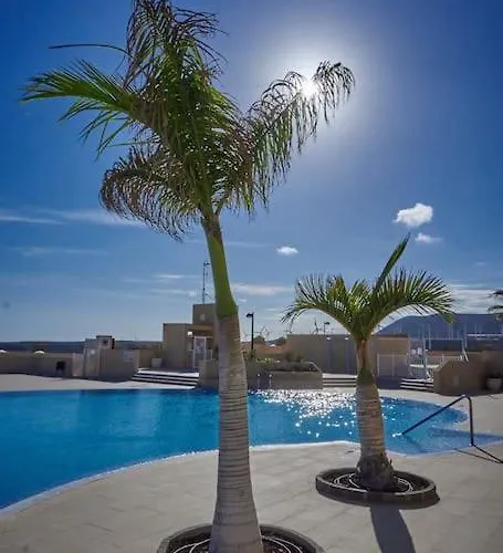Balcony With Perfect Sea View, Pool, Wi-fi アパート